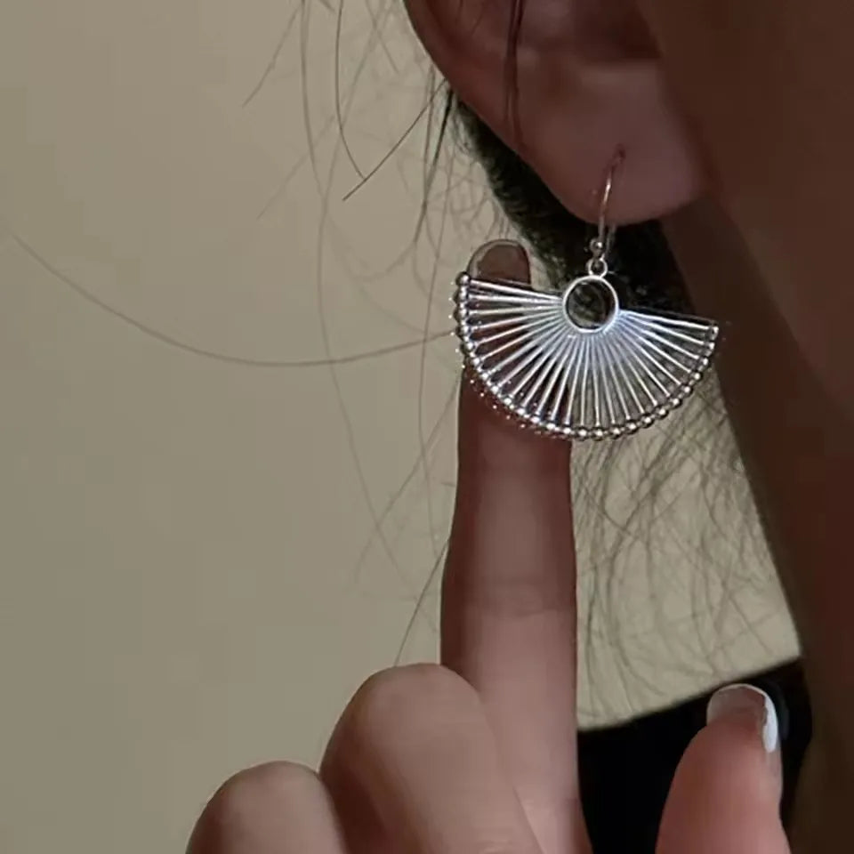 Minimalistische silberne Ohrringe im koreanischen Stil in Fächerform