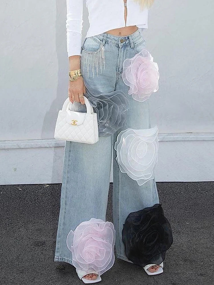 Jeans mit floraler Rankenstickerei