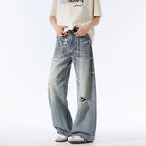 Sommer-Jeans mit Rissen und weitem Bein