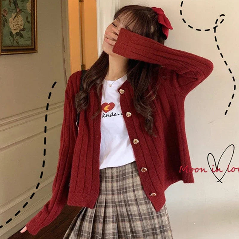Klassischer burgunderfarbener Strickcardigan mit Herzknopf für Damen