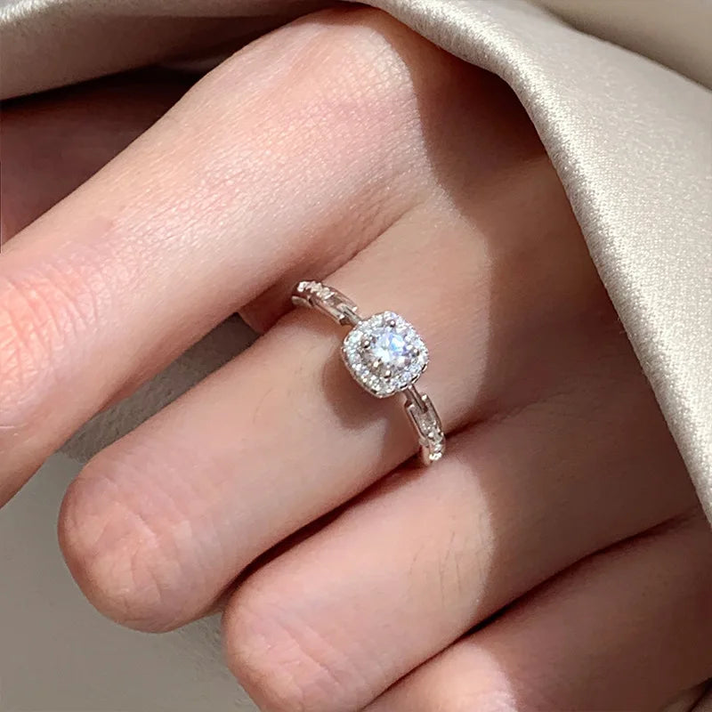 Eleganter silberner Zirkon-Ring mit geometrischem Muster