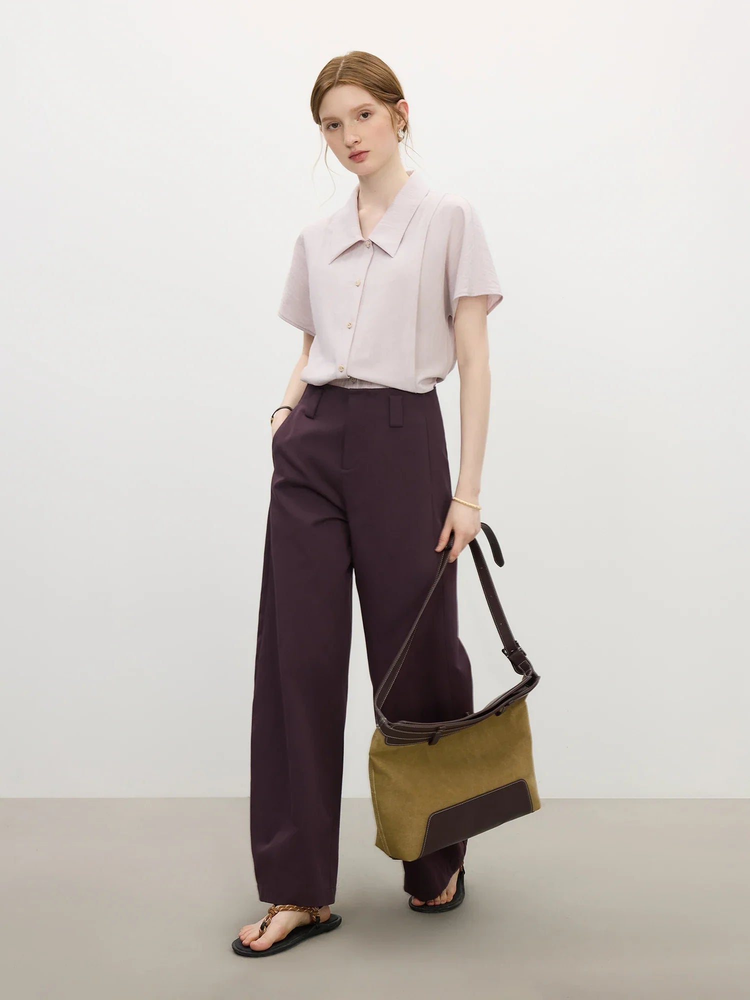 Chemisier à revers classique et élégant pour femme, style vintage.