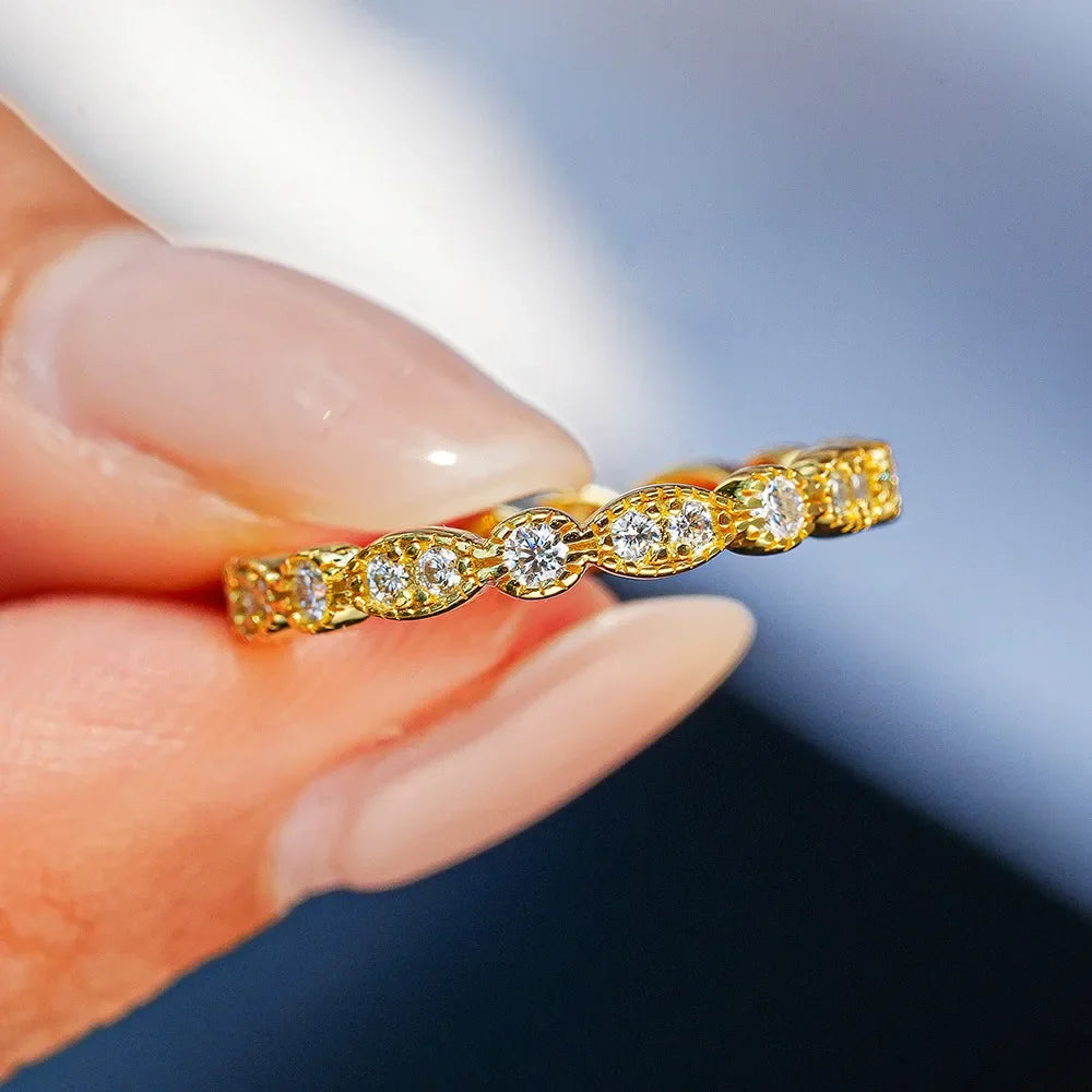 18k Gold Moissanite Diamond Enclosed Ring