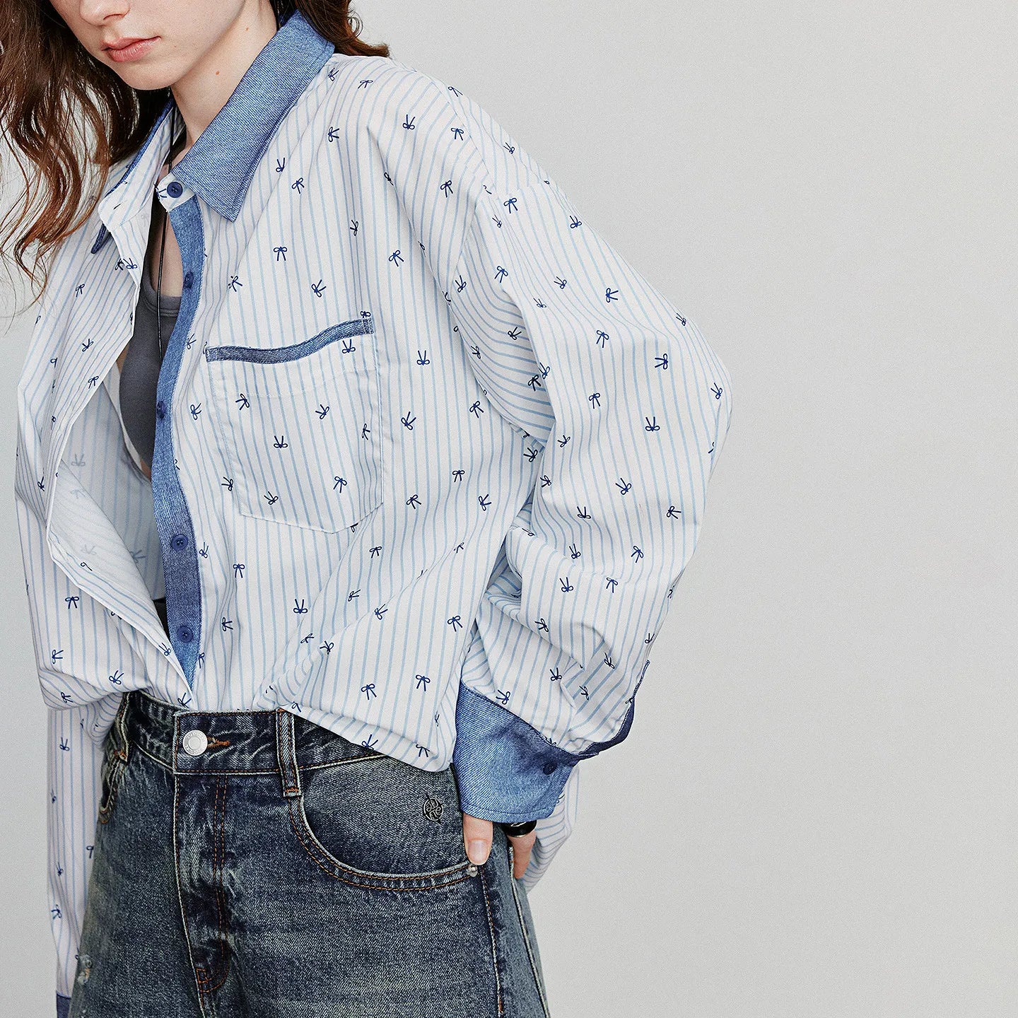Chemisier femme en patchwork de denim imprimé à rayures et nœud papillon