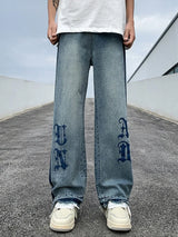 Streetwear-Jeans mit blauem Gothic-Buchstabenprint