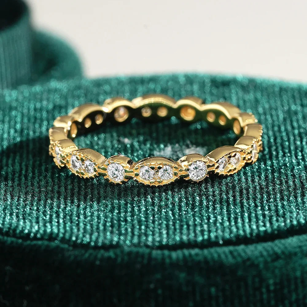 18k Gold Moissanite Diamond Enclosed Ring