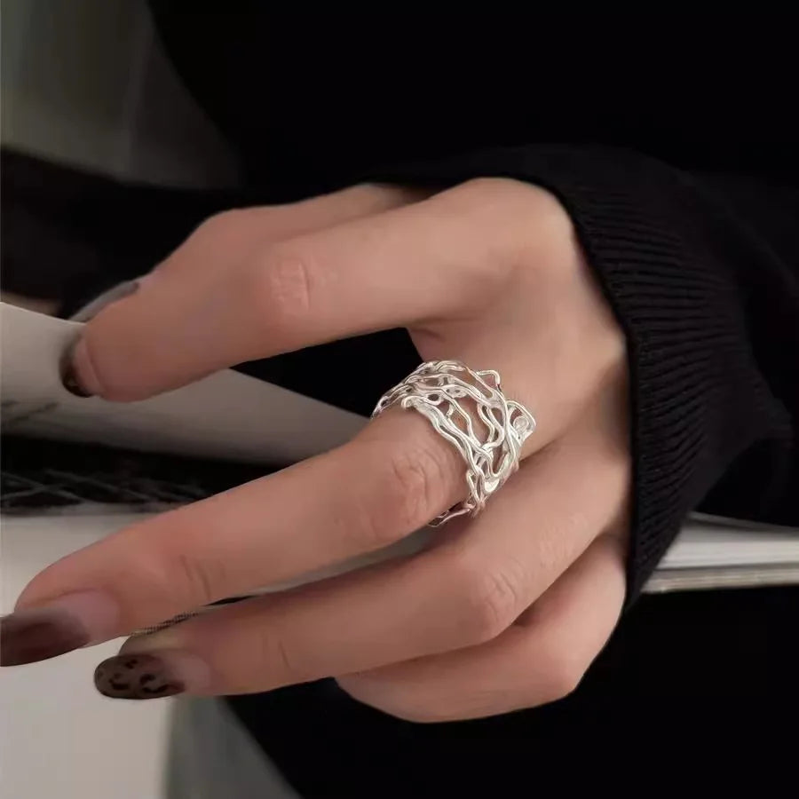 Silberner Ring mit unregelmäßigem Maschenmuster und Skelettlinien