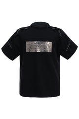 Dekonstruiertes T-Shirt mit Nieten und Riemen 