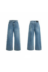 Gewaschener, mit Nieten besetzter Denim