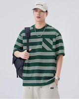 Schickes, locker geschnittenes T-Shirt mit Streifenmuster und Vordertasche