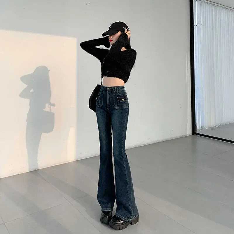 Schlankmachende Retro-Jeans mit hohem Bund und ausgestelltem Bein