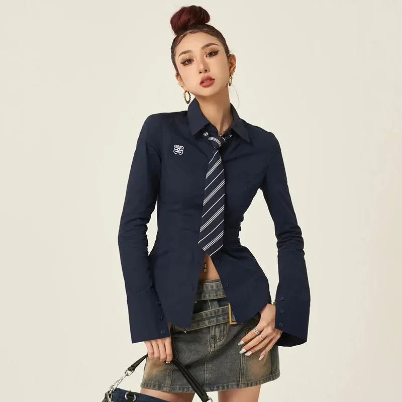 Chemise blanche élégante et tendance pour femme, coupe slim, cravate