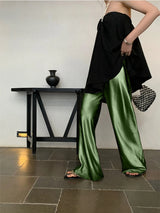 Satinhose mit weitem Bein