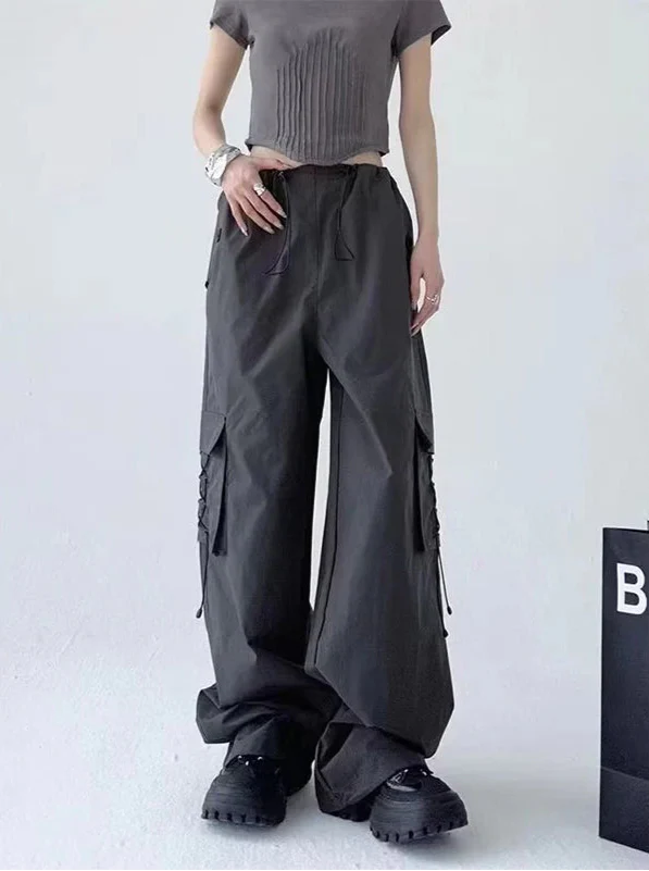 Amerikanische Cargohose mit Bundfalten und weitem Bein