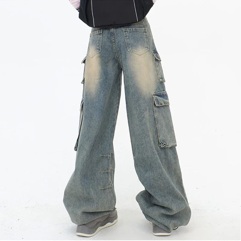 Niedliche, trendige blaue Jeans mit hohem Bund und weitem Bein