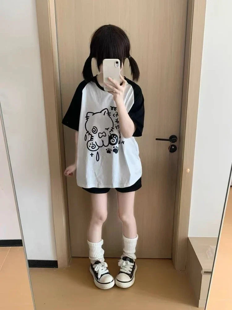 Buntes, locker sitzendes T-Shirt mit japanischem Cartoon-Print