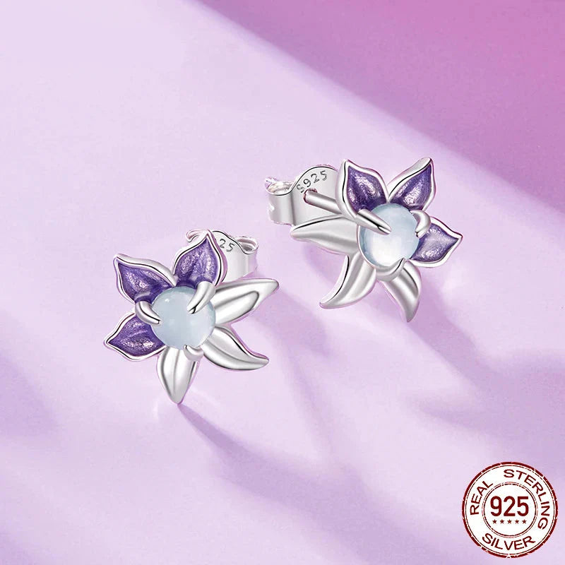 Niedliche lila Emaille-Blumen-Ohrstecker