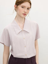 Chemisier à revers classique et élégant pour femme, style vintage.