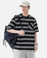 Schickes, locker geschnittenes T-Shirt mit Streifenmuster und Vordertasche