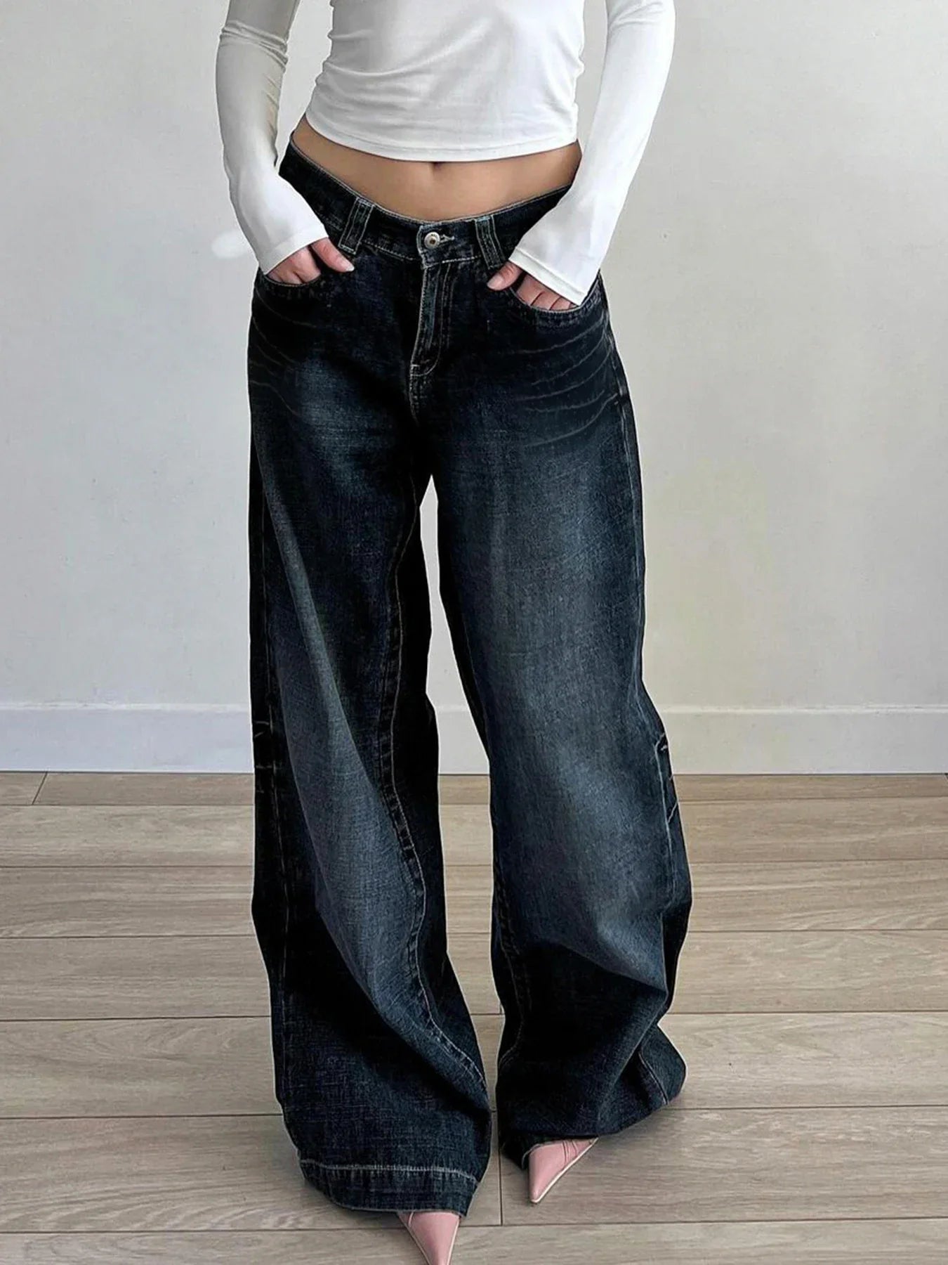 Dunkelblaue, locker geschnittene Jeans mit geradem Schnitt
