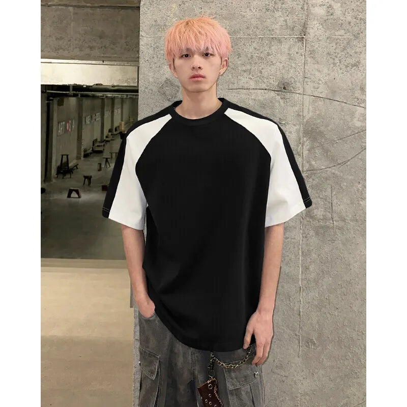 Lässiges T-Shirt mit Rundhalsausschnitt in Kontrastfarbe