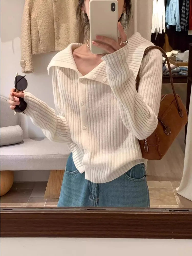Bequeme Strickjacke aus Wolle mit unregelmäßigem, großem Kragen