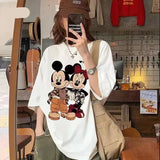Weiches weißes Mickey-Mouse-T-Shirt mit halber Schulterpartie