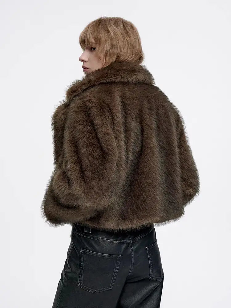 Kuschelige Pelzjacke mit dickem Kragen