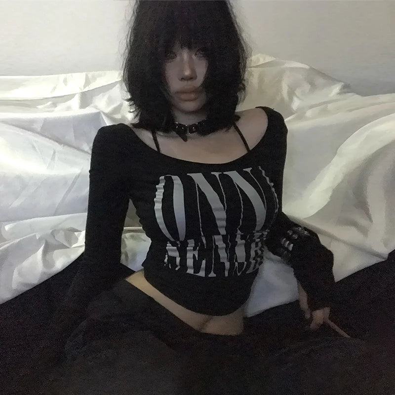 ゴシックレタープリント不規則クロップドTシャツ