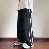 Japanische Jogginghose mit Streifenmuster und weitem Bein