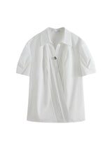 Chemise blanche minimaliste à col en V et manches courtes