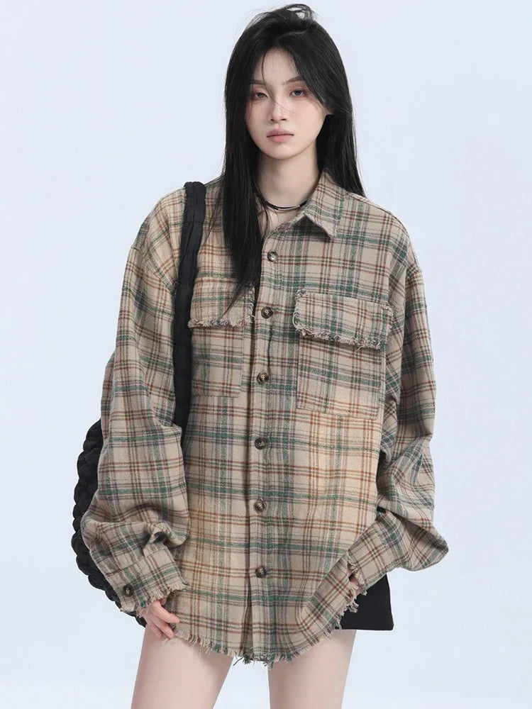 Chemise à carreaux vintage à manches longues et pompons pour femme, style streetwear.