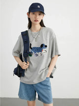 Lockeres kurzes T-Shirt mit Hundestickerei