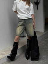 Dunkelblaue, knielange Jeansshorts im japanischen Stil