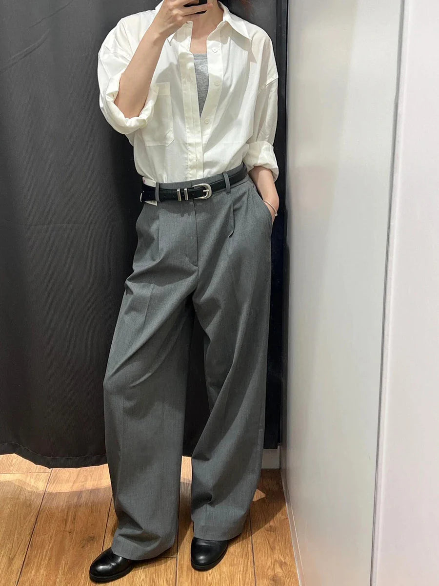 Elegante graue Faltenhose mit weitem Bein