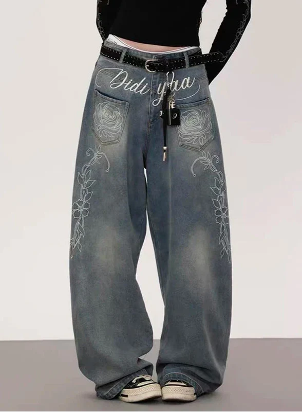 Figurschmeichelnde, japanisch inspirierte, weite blaue Jeans mit Stickerei aus der Y2K-Ära