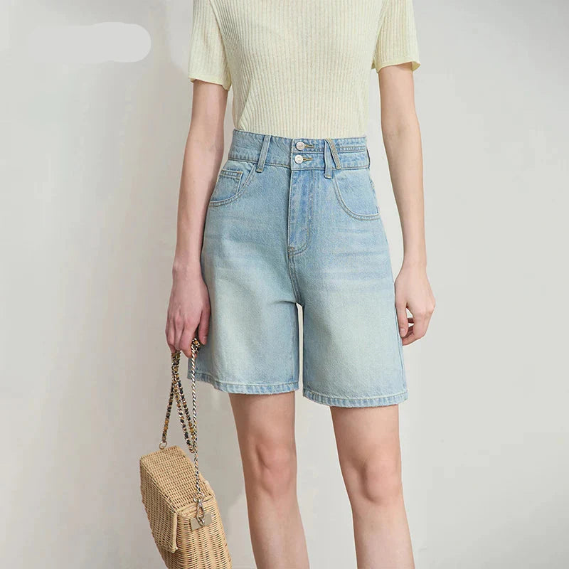 Minimalistische, hellblaue Jeansshorts im Used-Look