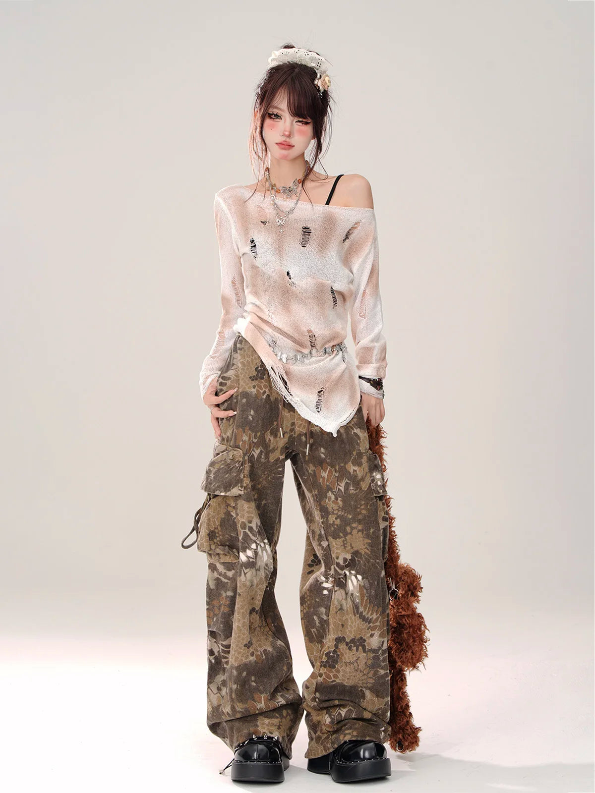 Stilvolle Hose mit Schlangenmuster und weitem Bein