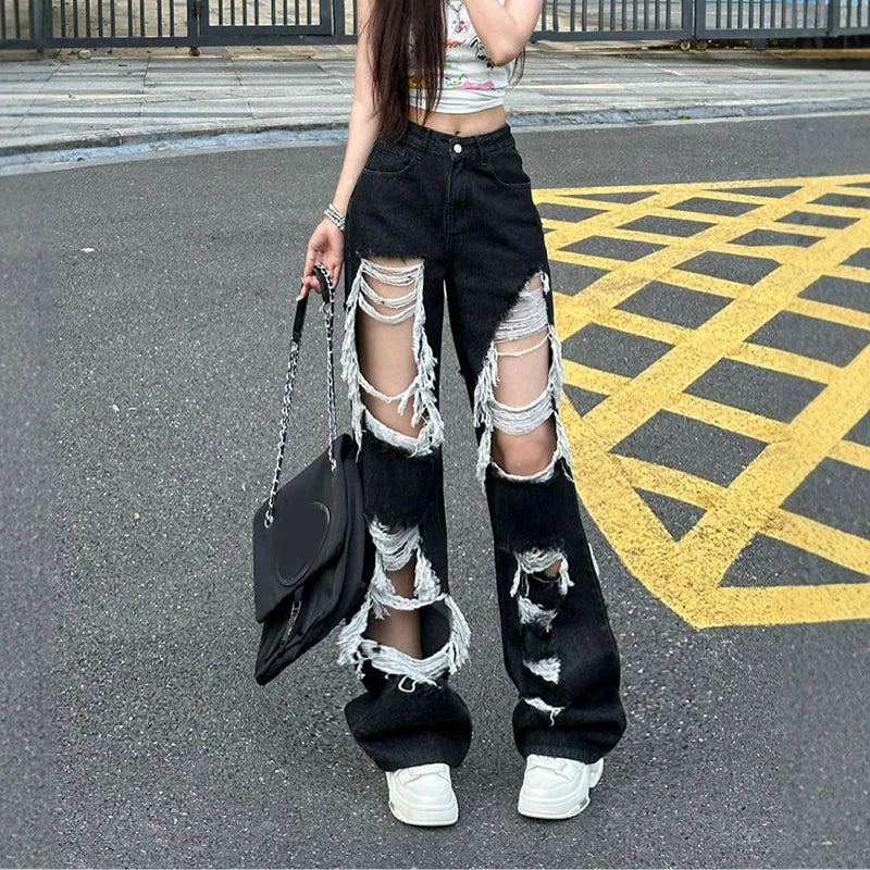 Hochgeschnittene, zerrissene Gothic-Jeans mit hohem Bund