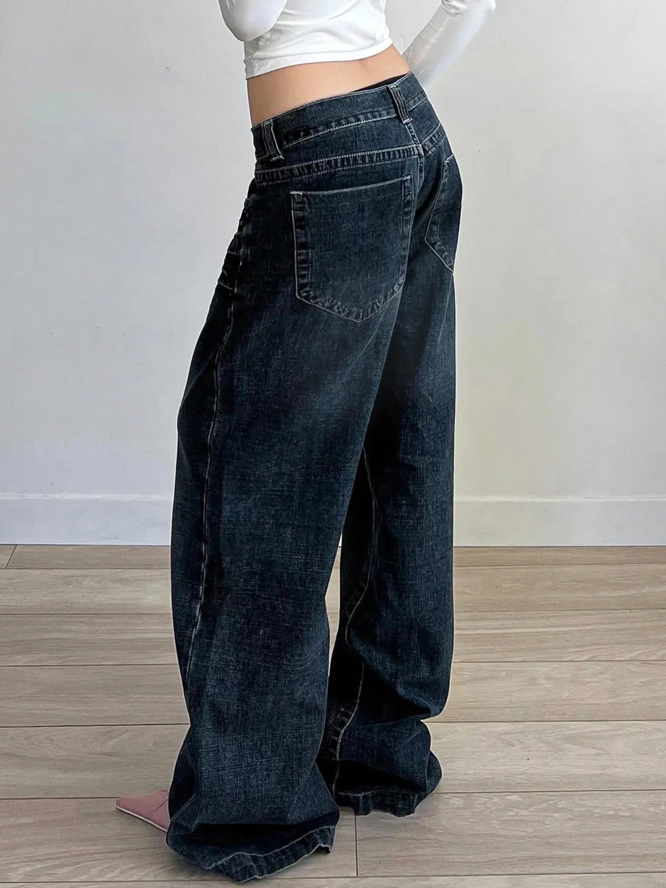 Dunkelblaue, locker geschnittene Jeans mit geradem Schnitt