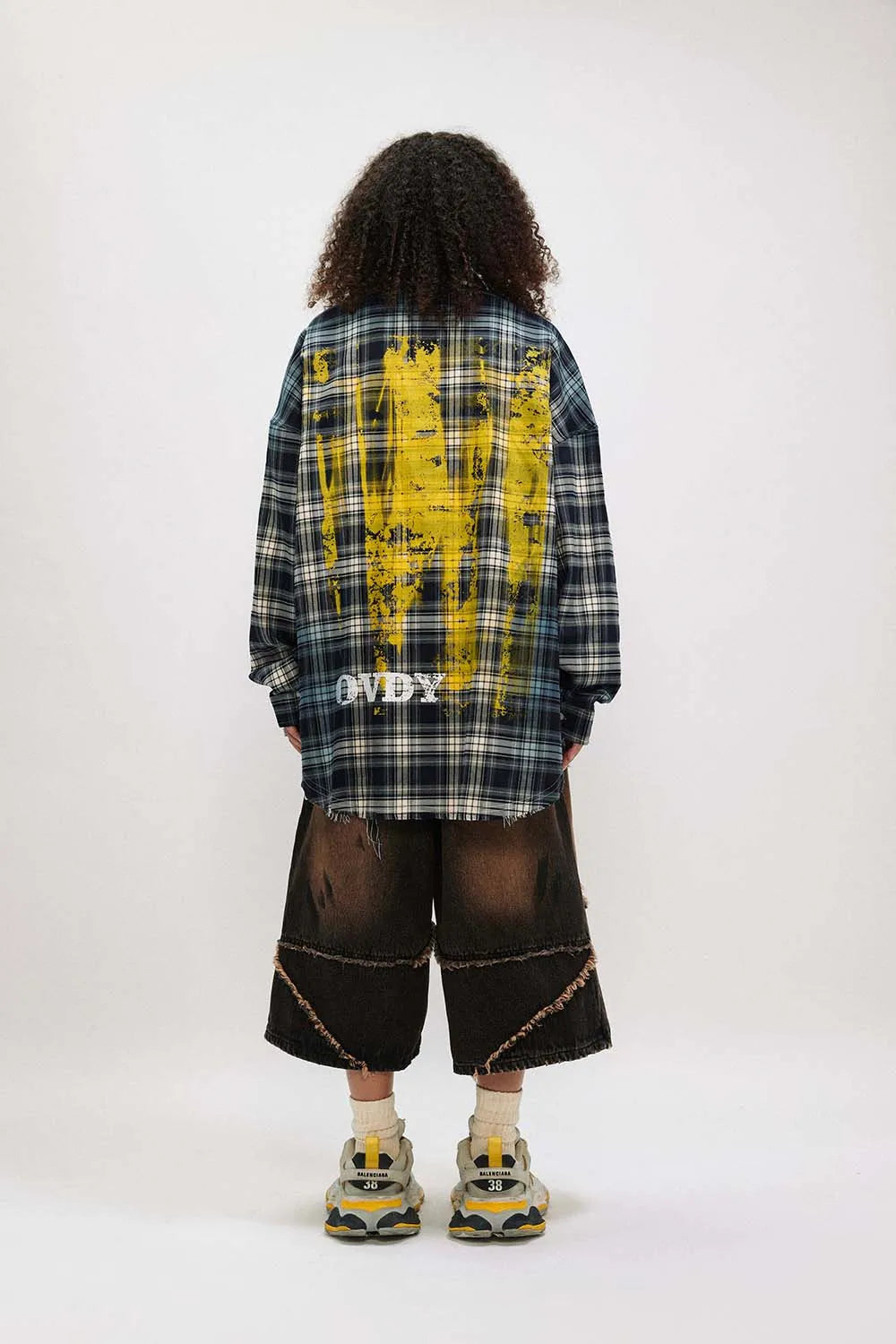 Chemise à carreaux souple et vibrante pour femme avec éclaboussures de peinture