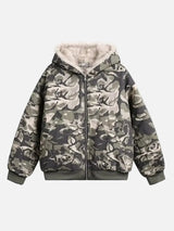 Warme Parkajacke mit Kapuze und Tarnmuster aus Kunstpelz