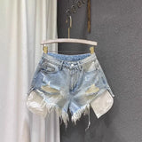 Hochgeschnittene, helle Jeans-Minishorts