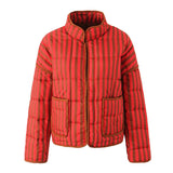 Rote, schicke Steppjacke mit Blumenmuster