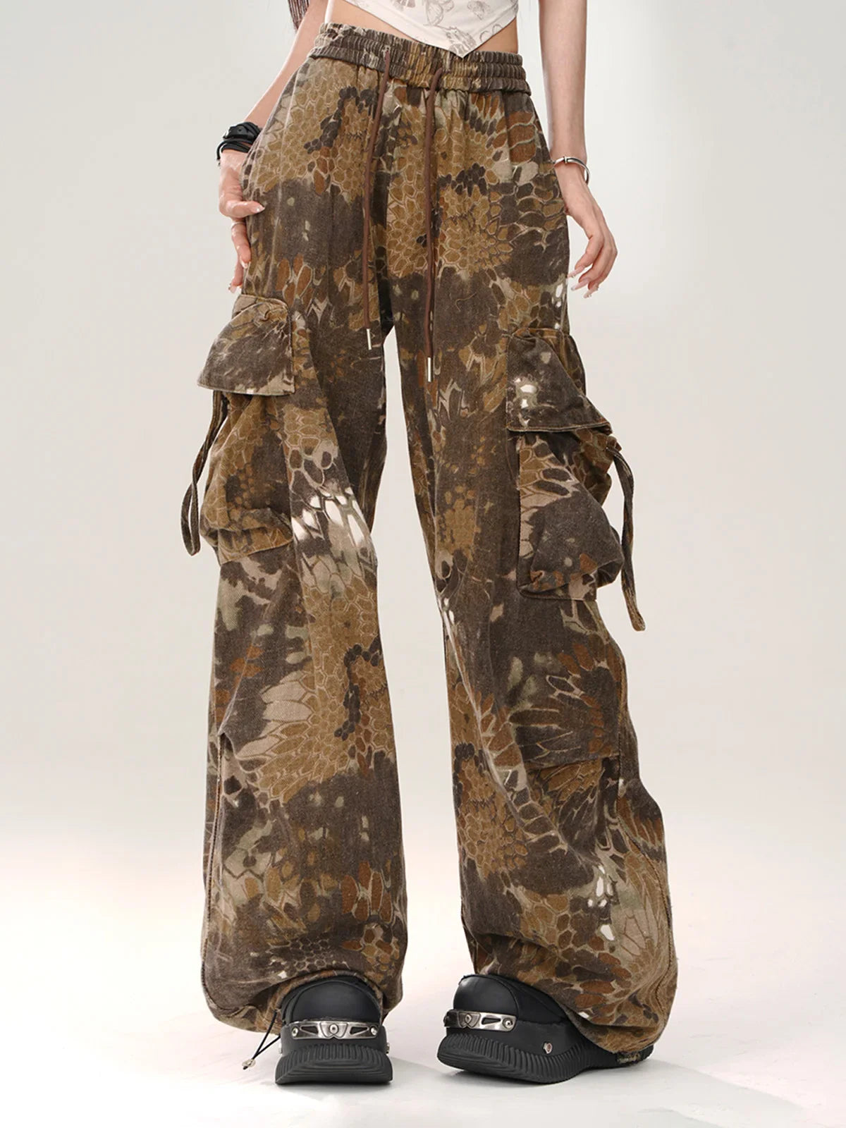 Stilvolle Hose mit Schlangenmuster und weitem Bein