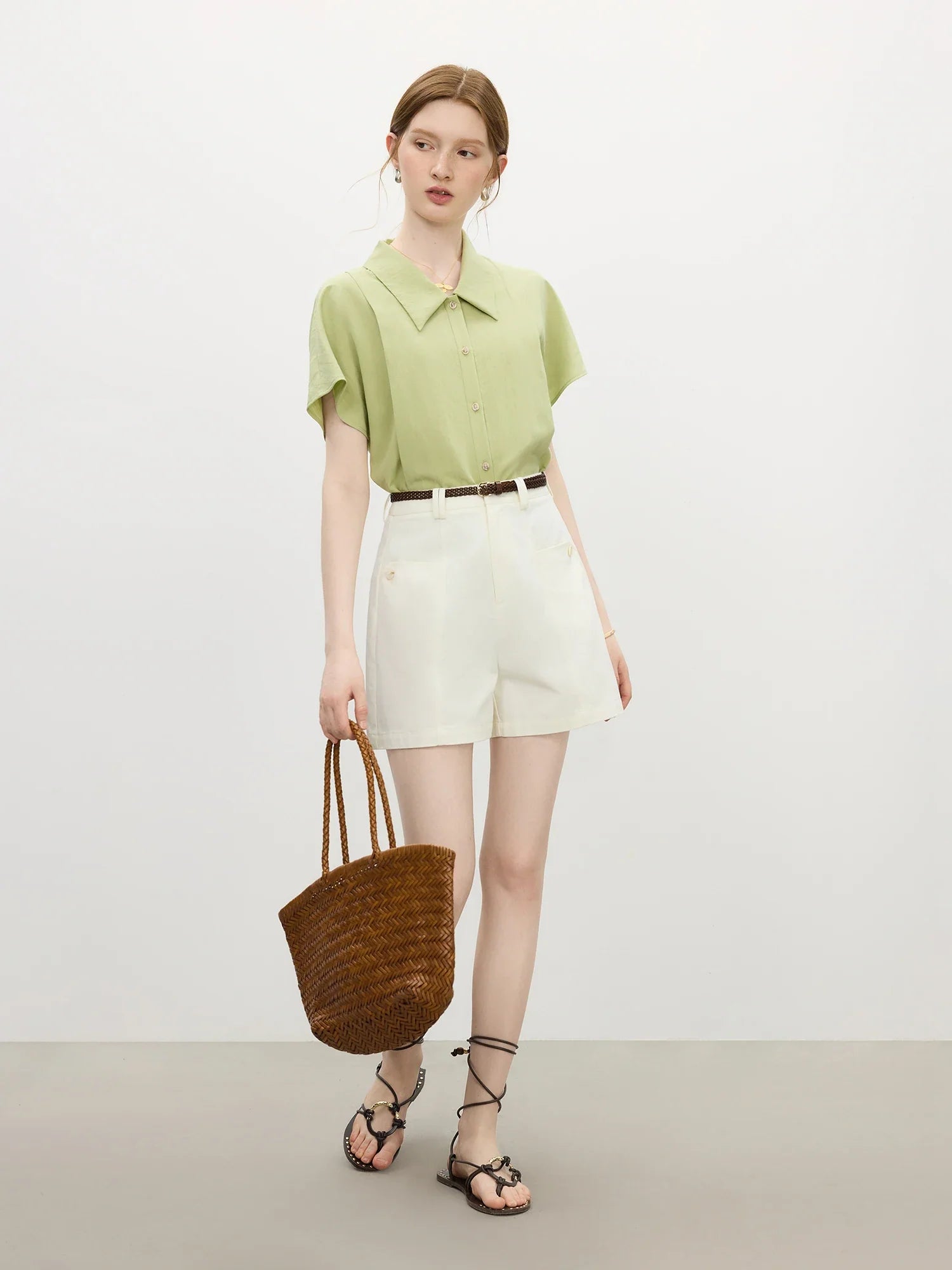 Chemisier à revers classique et élégant pour femme, style vintage.
