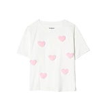 Weiches und bequemes weißes T-Shirt mit Herzaufnäher