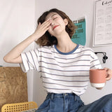 Zeitloses, minimalistisches T-Shirt mit Streifenmuster