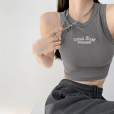 Kurzes Tanktop mit gestrickter Buchstabenstickerei