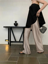 Satinhose mit weitem Bein